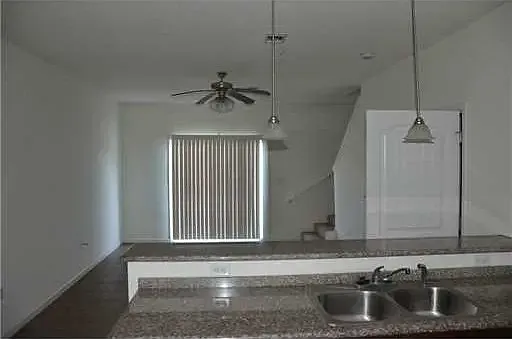 3 bed, 2.5 bath, 1159 sqft, $1,600 — Photo 3