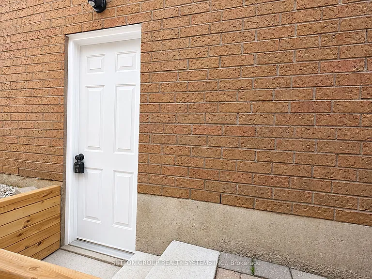 1157 Charminster Cres #LOWER — Photo 2