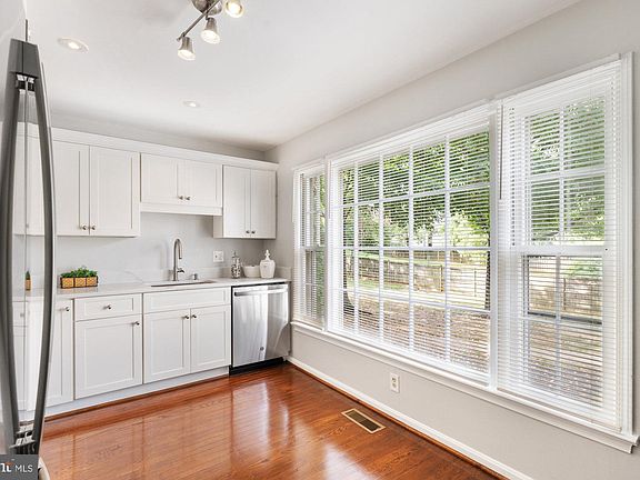 3rd image of 2953 Waterford Ct