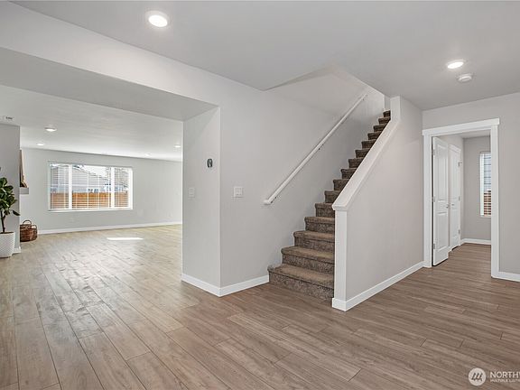 4th image of 915 Vine Maple Street SE