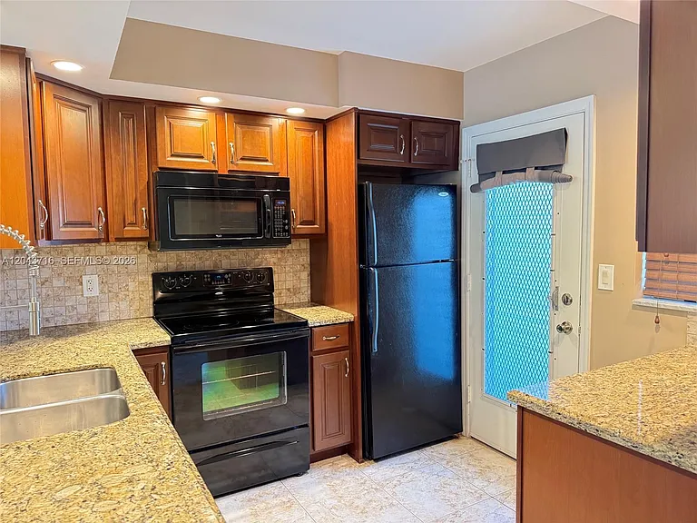 320 NE 12th Ave #303 — Photo 9