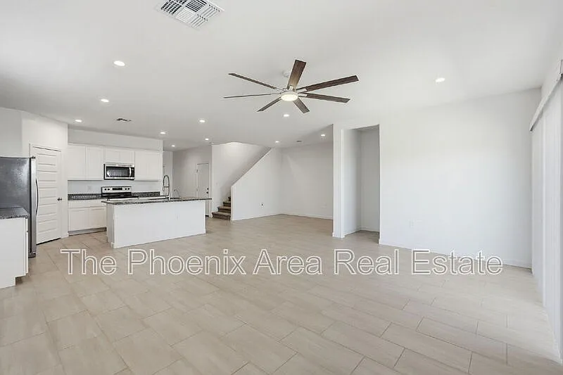 4 bed, 2.0 bath, 2490 sqft, $2,495 — Photo 4