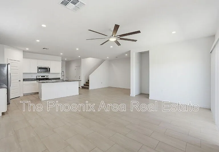 2761 W Seaver Ave — Photo 4