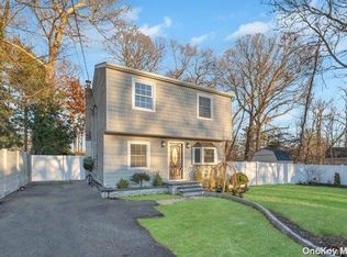 19 Crotty Ct, Lake Grove, NY 11755