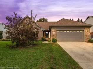 2915 Chippewa Dr, Troy, MI
