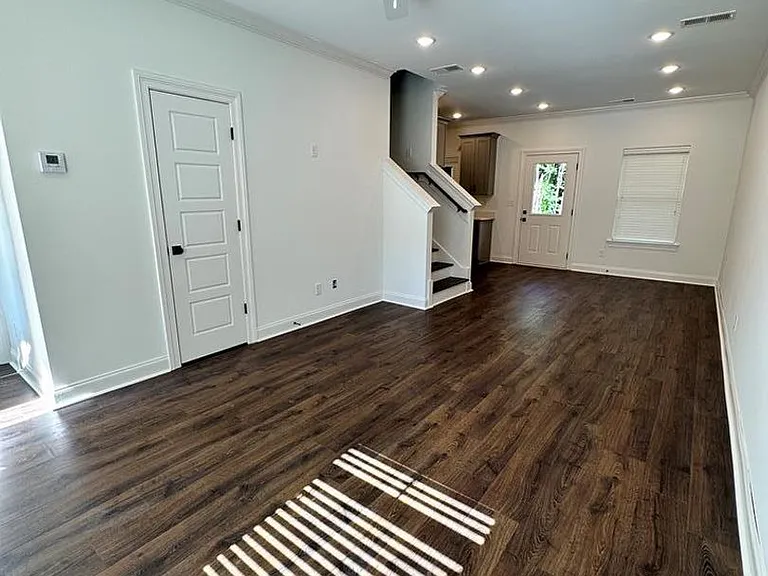 516 Meadow Crest Cir — Photo 3