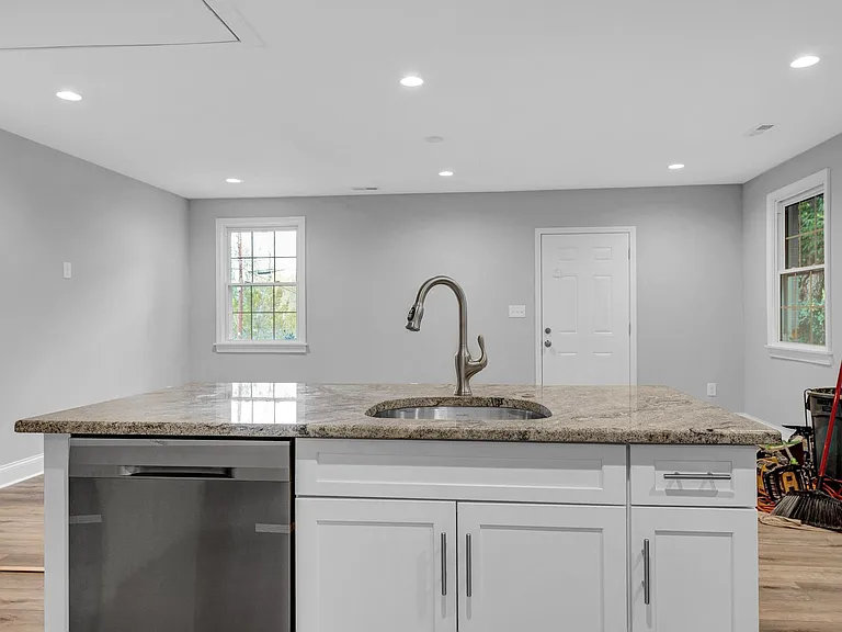 2451 Boone Ave — Photo 12
