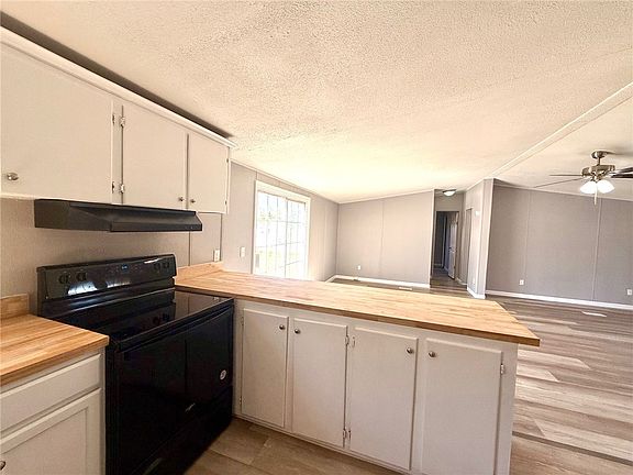 5th image of 215 Green Meadows Dr