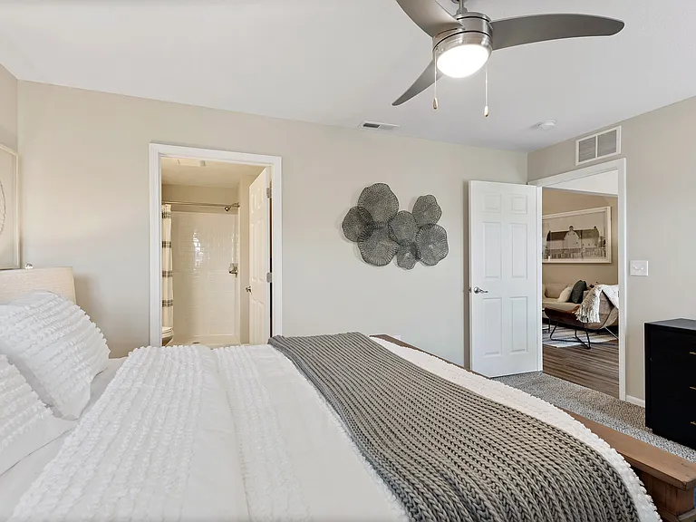 Large Main Bedroom with En-suite Bathroom & Closet