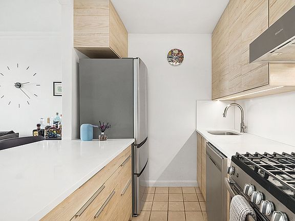 4th image of 270 W 17th St APT 16E