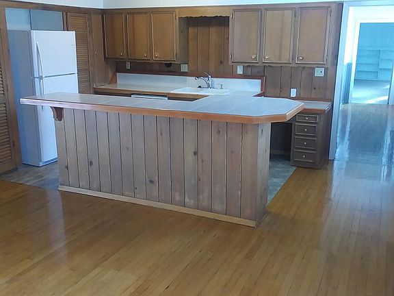 Large open kitchen with breakfast bar or serving island.