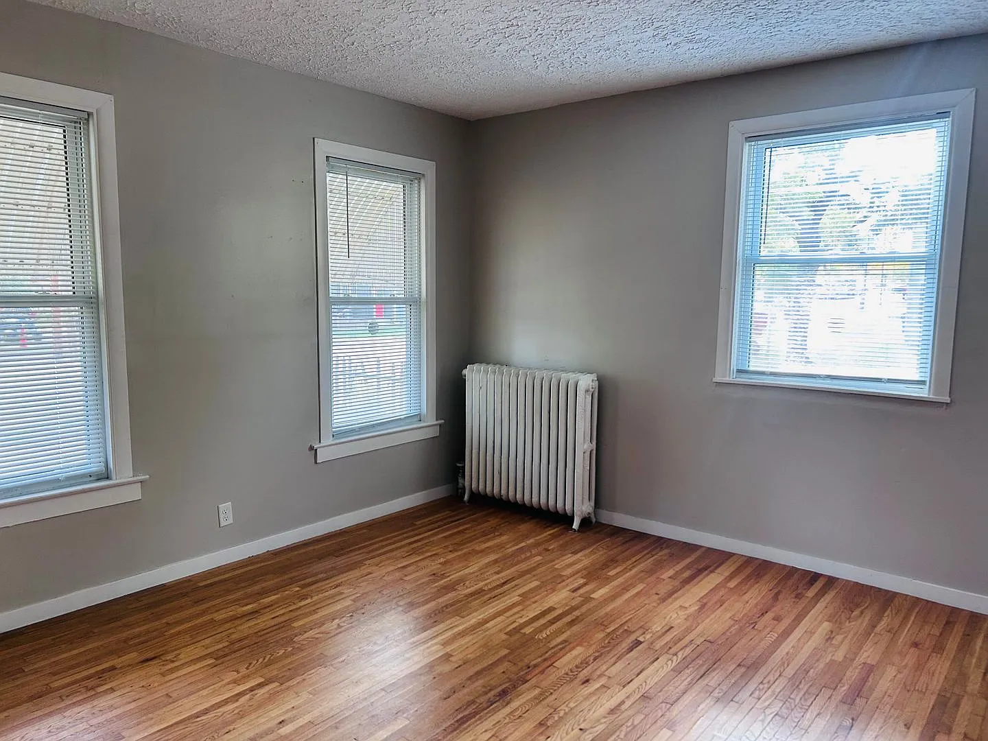 567 Livingston Ave — Photo 3