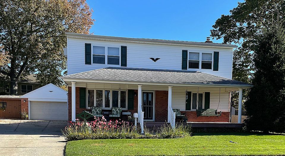 8 Terrace Court, Albertson