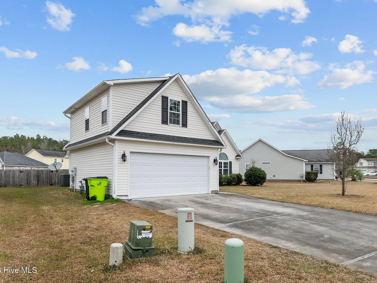 3 bed, 3.0 bath, 1900 sqft, $2,100 — Photo 4