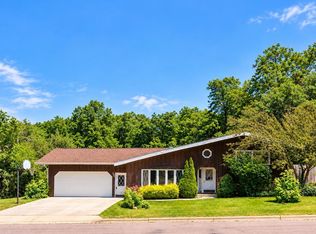 507 Park View Dr, Mount Horeb, WI 53572