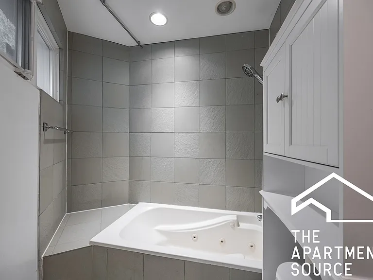 1049 N Winchester Ave #2F — Photo 11