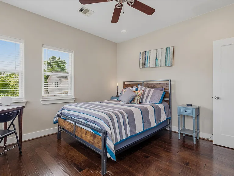 704 Vincent St — Photo 29