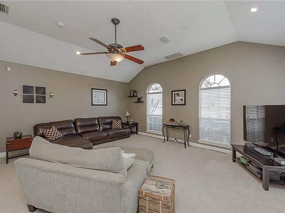 3rd image of 1104 Babbling Brook Dr