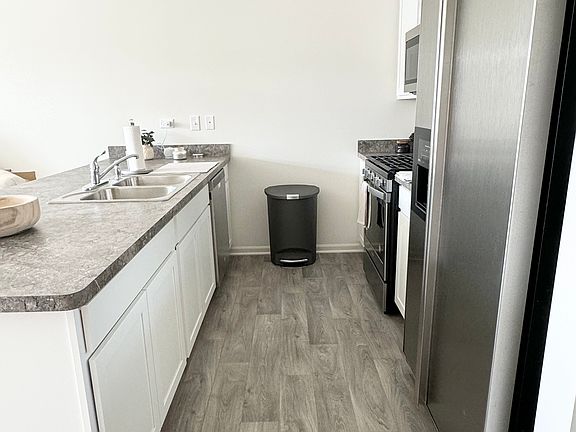 5th image of 215 Sussex Ct