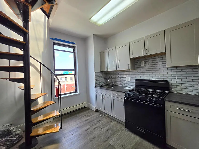 597 4th Ave #5 — Photo 4