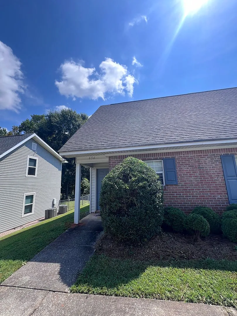 Center 654-656 — Photo 2