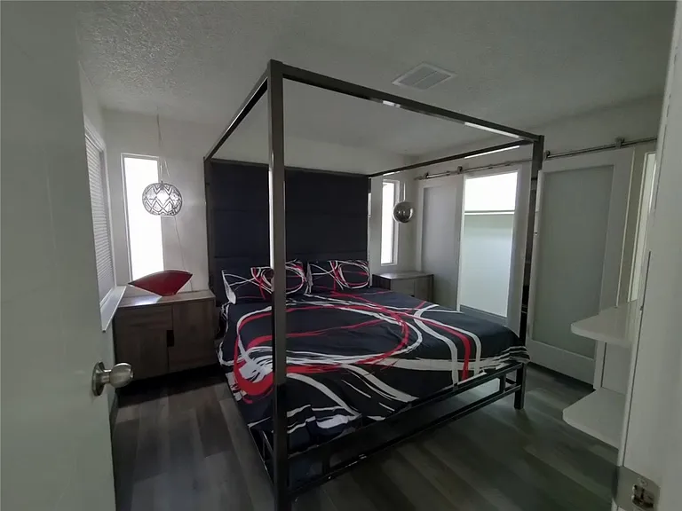 2212 High Dunes Ln — Photo 2