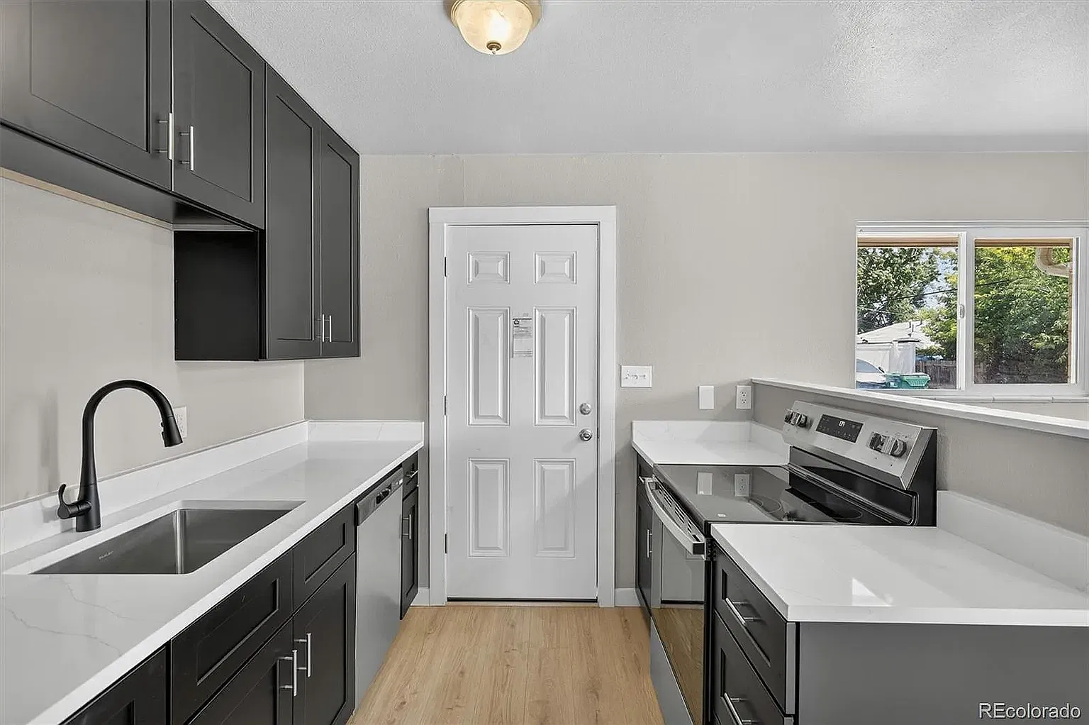 3 bed, 1000 sqft, $2,000 — Photo 2