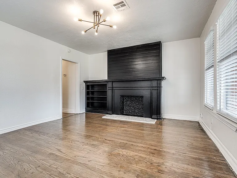 939 NE 16th St — Photo 3