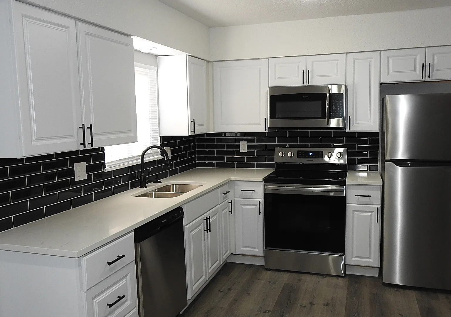 2 bed, 1.5 bath, 1212 sqft, $1,275 — Photo 2