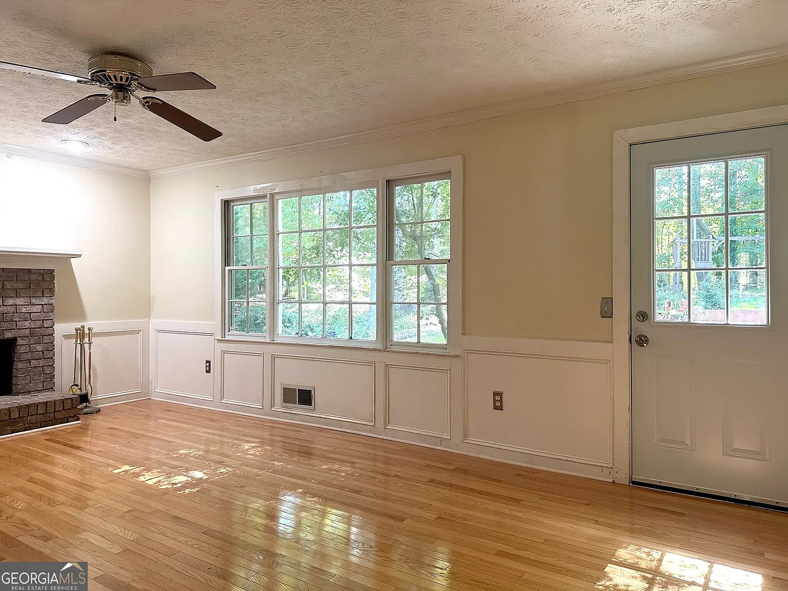 5 bed, 2.5 bath, 2138 sqft, $2,400 — Photo 3