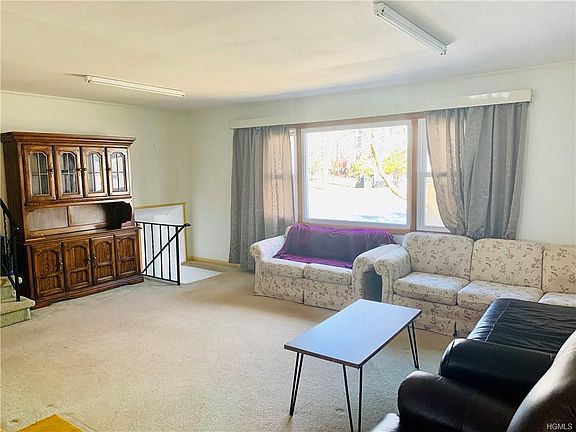 3rd image of 20 Brewster Dr