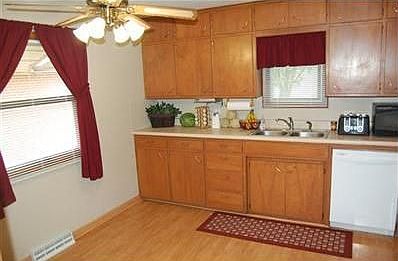 4th image of 2710 S 39th St