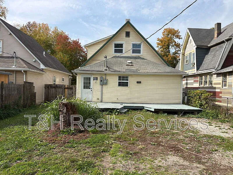 3 bed, 2.0 bath, 1370 sqft, $1,450 — Photo 2