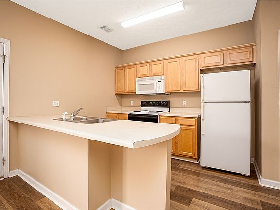 5th image of 303 N Ross St