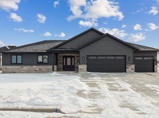 141 Mulberry Dr SE, Cascade, IA 52033