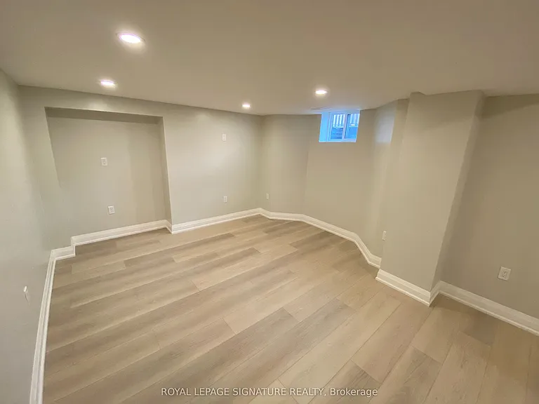 3271 Pilcom Cres #LOWER — Photo 17