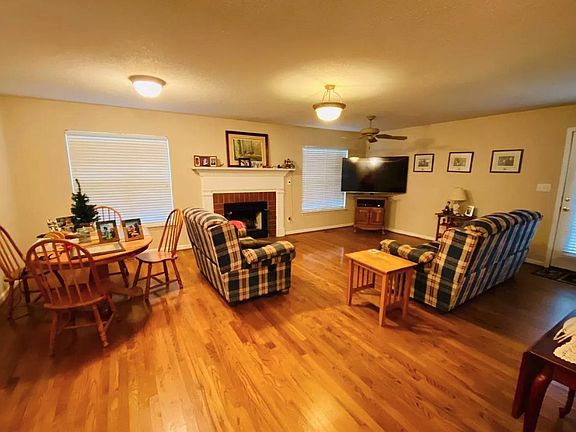 4th image of 115 Arbor Dr