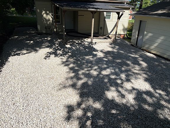 2nd image of 402 N Linn St