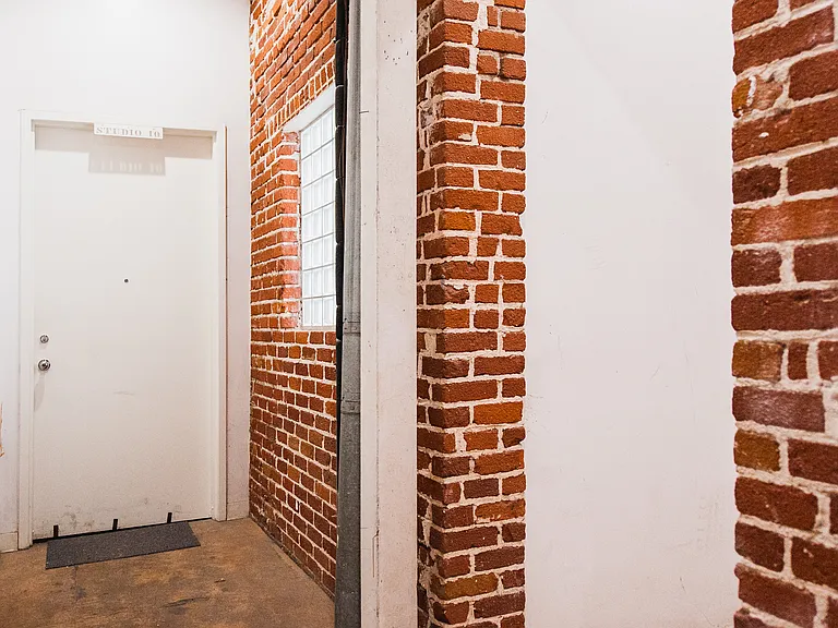 Daisy Studios/Lofts — Photo 12