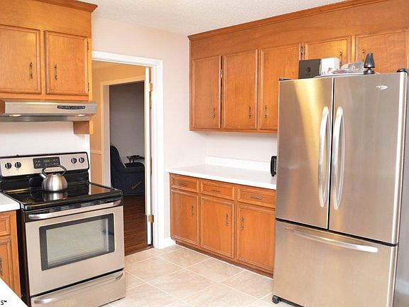 2nd image of 8 E Woodburn Dr