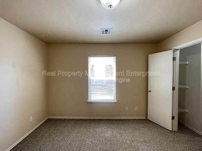 1915 Leeds Ln — Photo 9