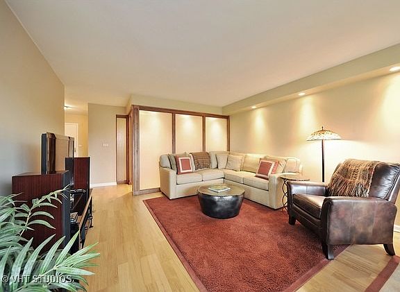 3rd image of 140 Franklin Pl E APT 307