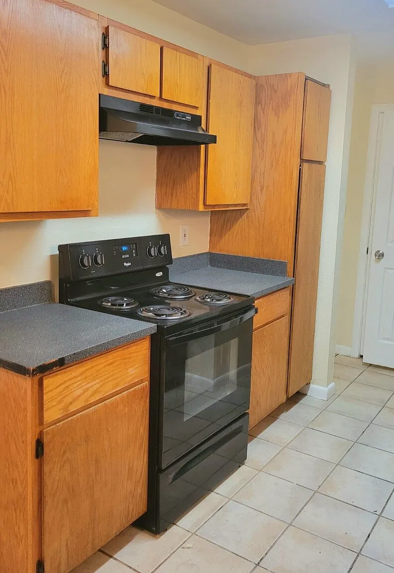 2 bed, 1.5 bath, 975 sqft, $700 — Photo 3