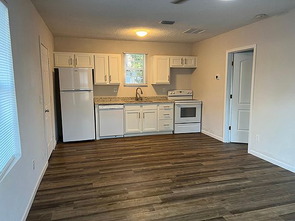 3rd image of 4550 Crescent St #B
