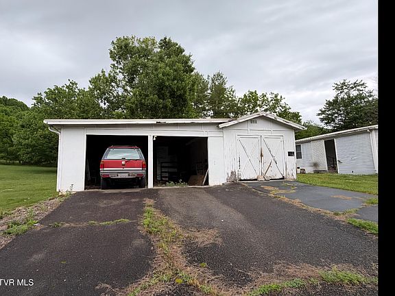 4th image of 1519 Spear Branch Rd