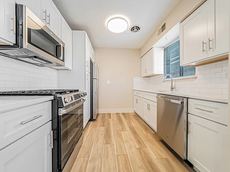 Hallwood Manor Apartments — Photo 13