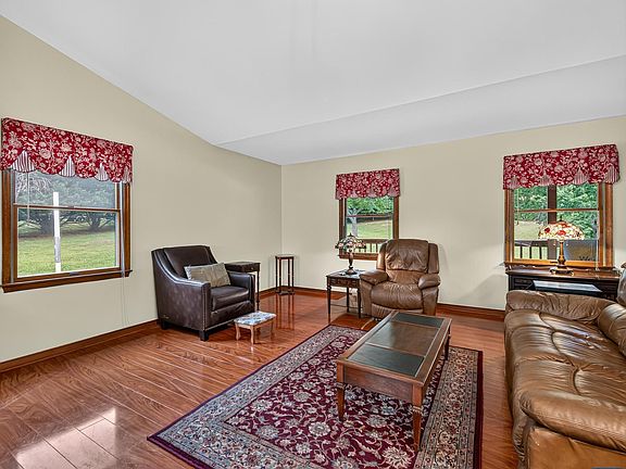 4th image of 1379 Ridge Rd