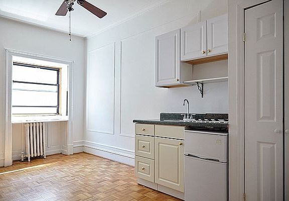 3rd image of 319 W 76th St APT 15