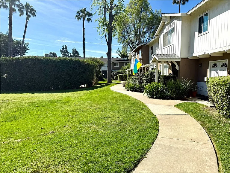 684 E Lee Pl — Photo 7