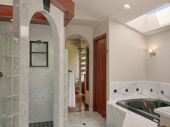 2nd image of 5822 NE Arrowhead Dr